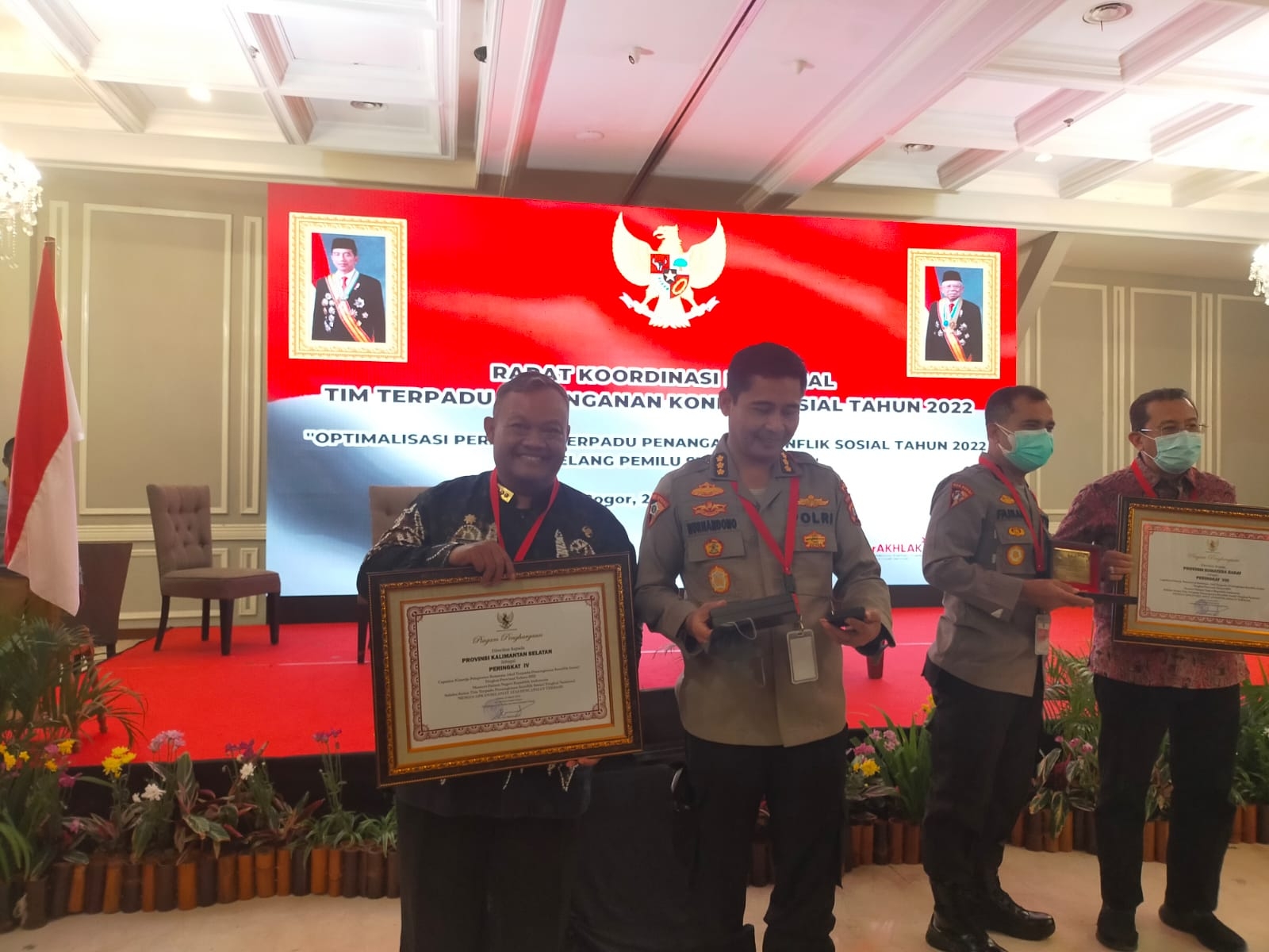 Kabid Kewaspadaan Nasional Bakesbangpol, Drs. Agus Prabowo, MT., saat menerima plakat dan piagam penghargaan